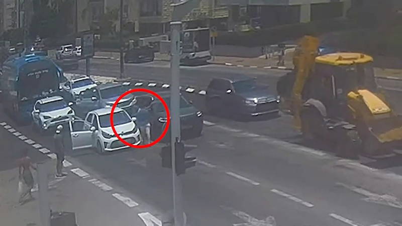 טירוף באמצע הכביש בנתניה: צעיר התנפל באלימות על נהג לעיני ילדיו