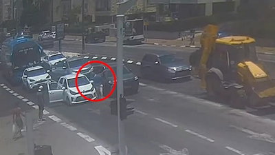 טירוף באמצע הכביש בנתניה: צעיר התנפל באלימות על נהג לעיני ילדיו