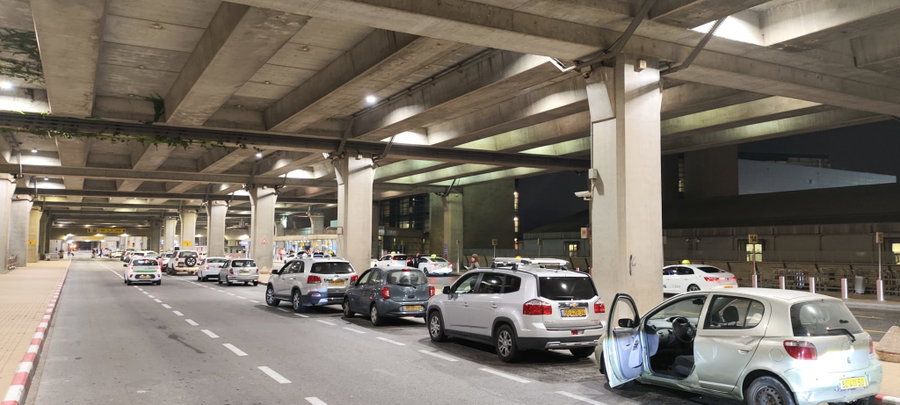 המתנה מחוץ לטרמינל