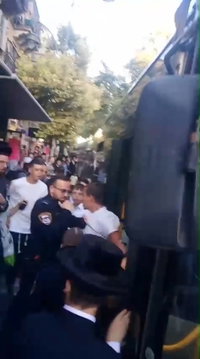 טירוף בירושלים: נהג השתולל והכה נוסעים; כוחות משטרה הוזעקו | צפו