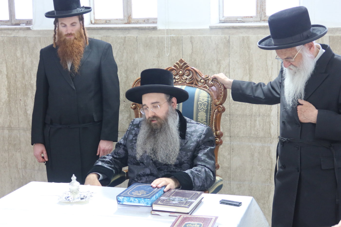 האדמו"ר מסאדיגורה בעריכת השולחן