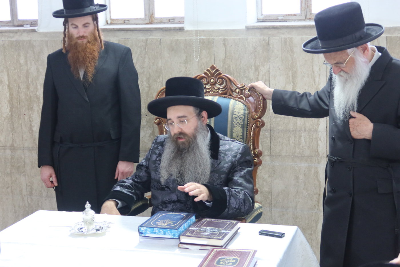 האדמו"ר מסאדיגורה בעריכת השולחן