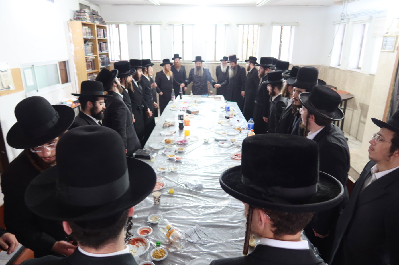 האדמו"ר מסאדיגורה בעריכת השולחן
