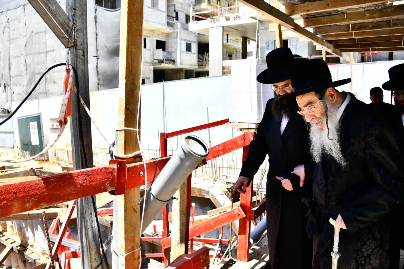 הגרמ"צ ברגמן בהנחת אבן הפינה באלכסנדר