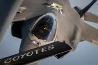 מטוס קרב סמוי F-35A של חיל האוויר האמריקאי ממלא דלק מעל המזרח התיכון