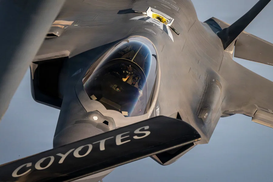 מטוס קרב סמוי F-35A של חיל האוויר האמריקאי ממלא דלק מעל המזרח התיכון