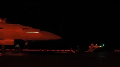 המראת המטוסים, שיגור הטילים מהספינות והפגיעה ביעדים | כך נראו התקיפות באיראן