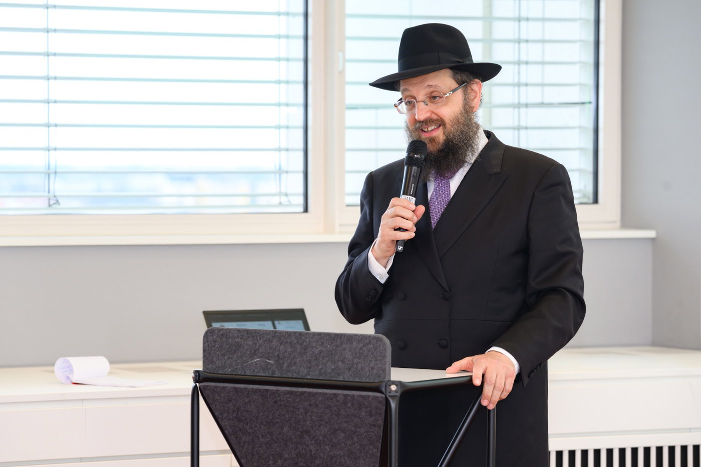 מדהים: כך נחשפו הבכירים הגרמנים לבית הכנסת המפואר שיקום