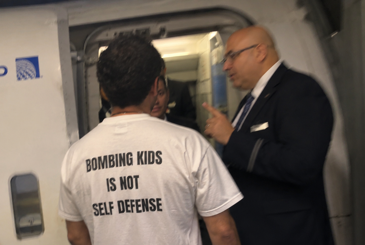 "רד מהמטוס": משפט אחד על חולצתו של פלסטיני חולל מהומה