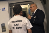 "רד מהמטוס": משפט אחד על חולצתו של פלסטיני חולל מהומה