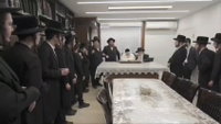 תיעוד מרגש | הבחורים החסידים בירכו "שחלק מחכמתו" על הגר"מ שטרנבוך