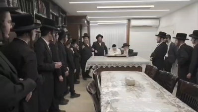 תיעוד מרגש | הבחורים החסידים בירכו "שחלק מחכמתו" על הגר"מ שטרנבוך