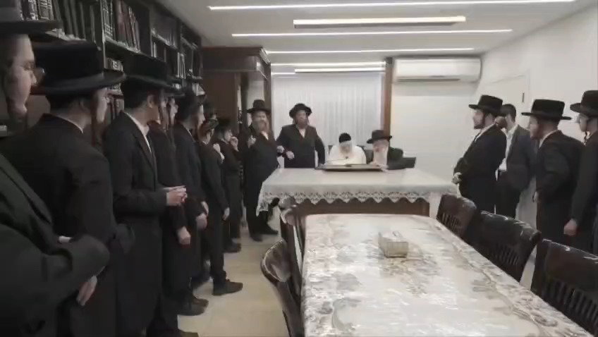 הבחורים מברכים שחלק מחכמתו בחדרו של הגר"מ שטרנבוך