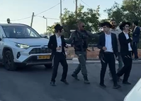 "תתבייש לך, גייס שפל": קבוצת קיצוניים ניסתה לחסום את הבכיר החרדי בצה"ל | צפו