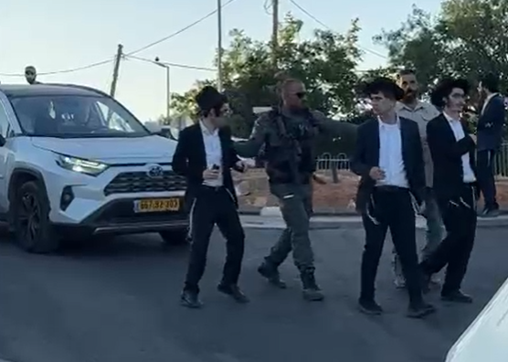 "תתבייש לך, גייס שפל": קבוצת קיצוניים ניסתה לחסום את הבכיר החרדי בצה"ל | צפו