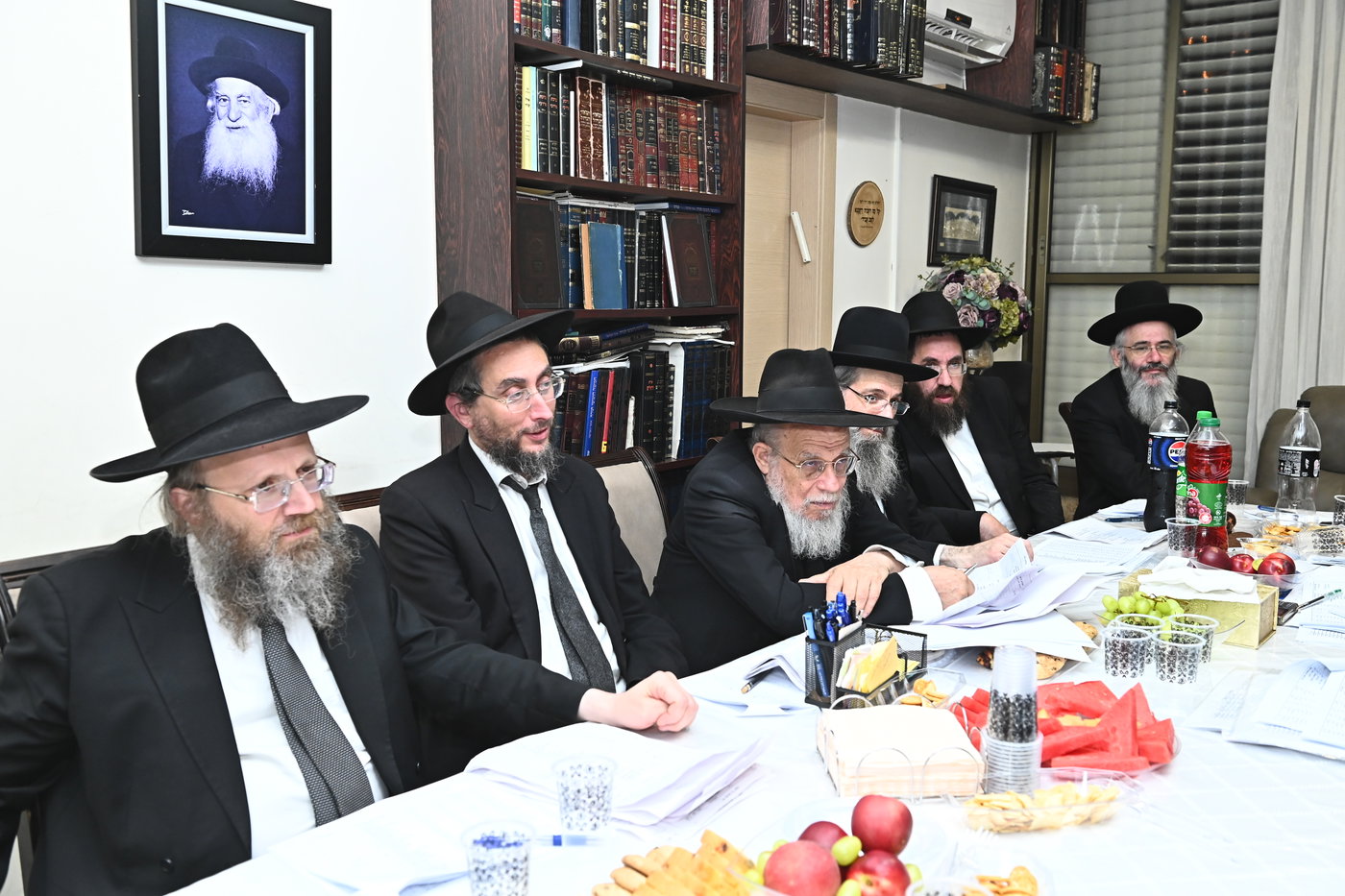 ישיבת הצוות בפניבז'