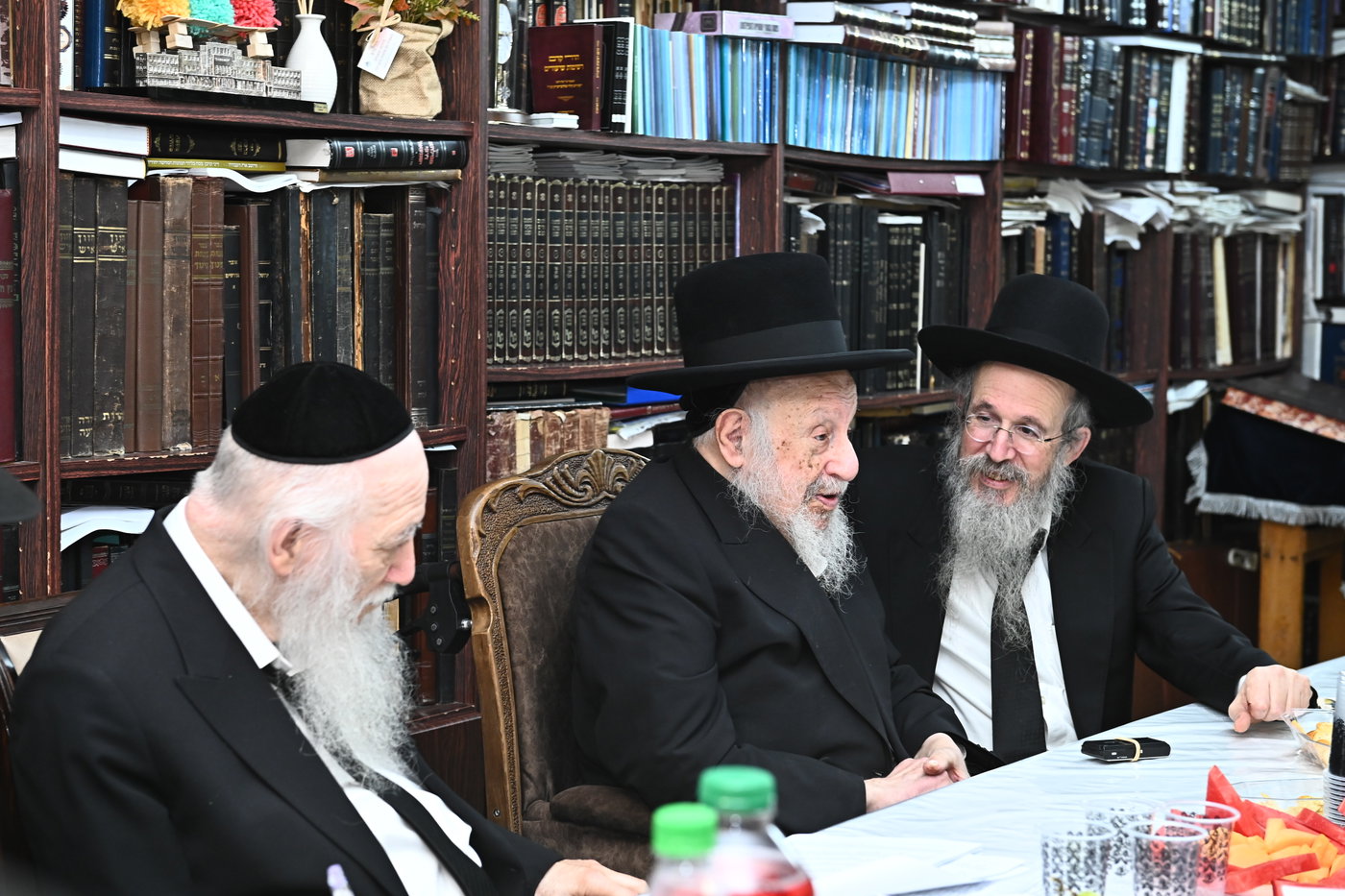 ישיבת הצוות בפניבז'