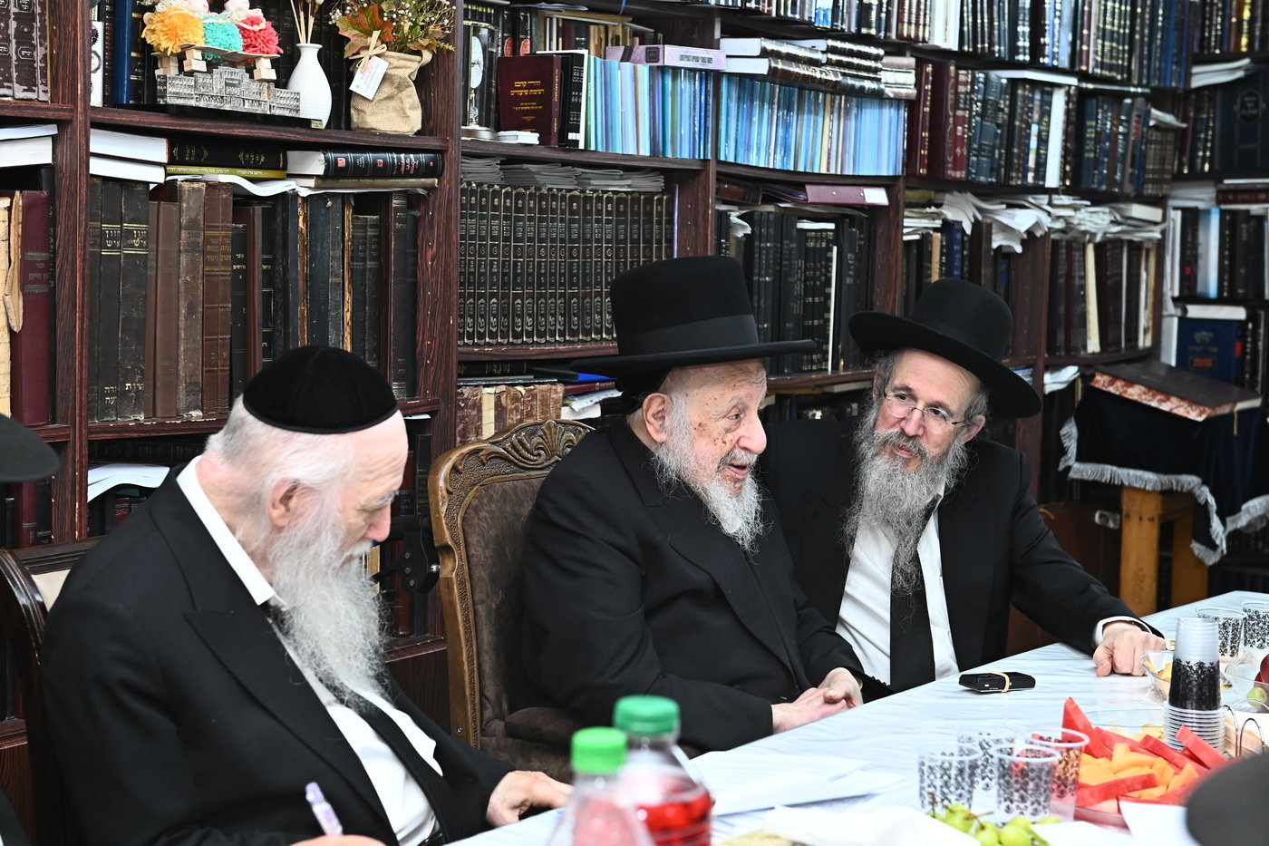 ישיבת הצוות בפניבז'