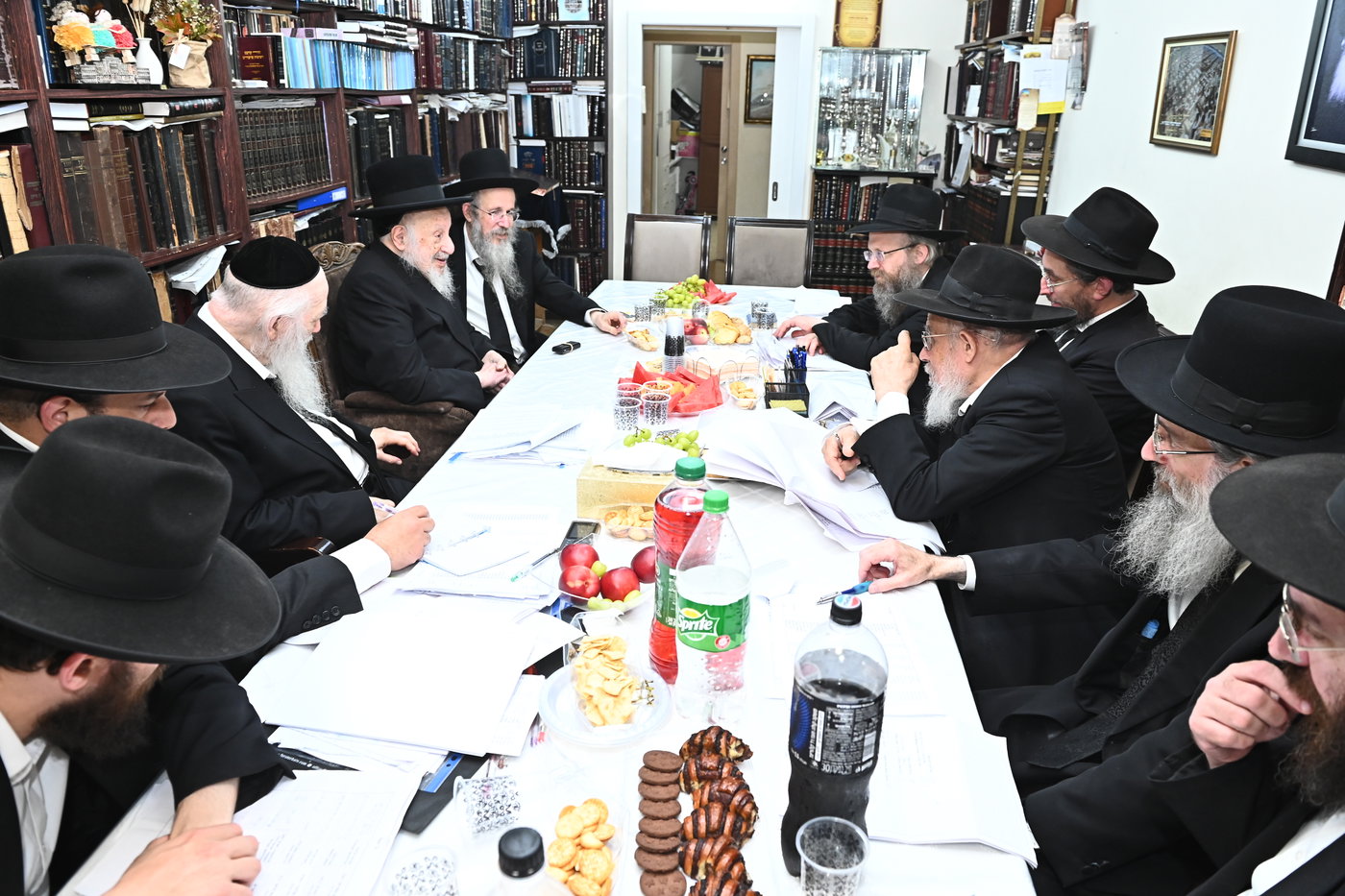 ישיבת הצוות בפניבז'