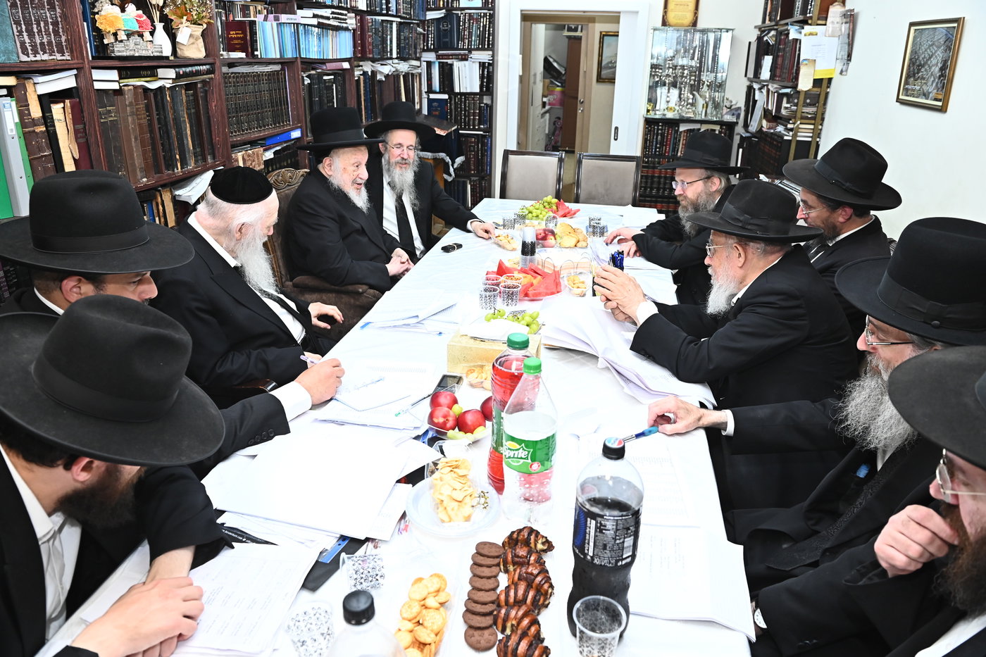 ישיבת הצוות בפניבז'