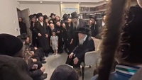האדמו"ר מגור בניחום אבלים אצל בני משפחת טאוב
