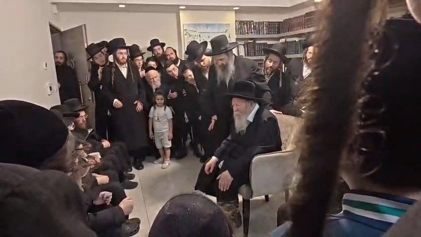 האדמו"ר מגור בניחום אבלים אצל בני משפחת טאוב