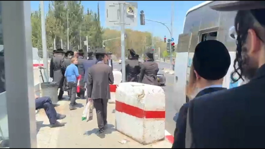 הפגנה מול לשכת הגיוס בתל השומר