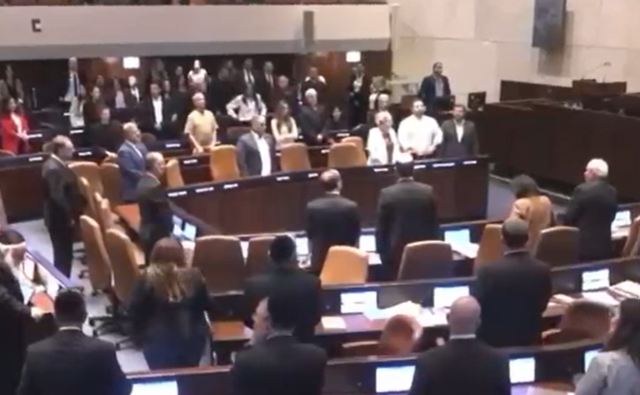 מרגש: מליאת הכנסת עצרה מלכת לזכרו של הסנאטור האוהב ישראל | צפו