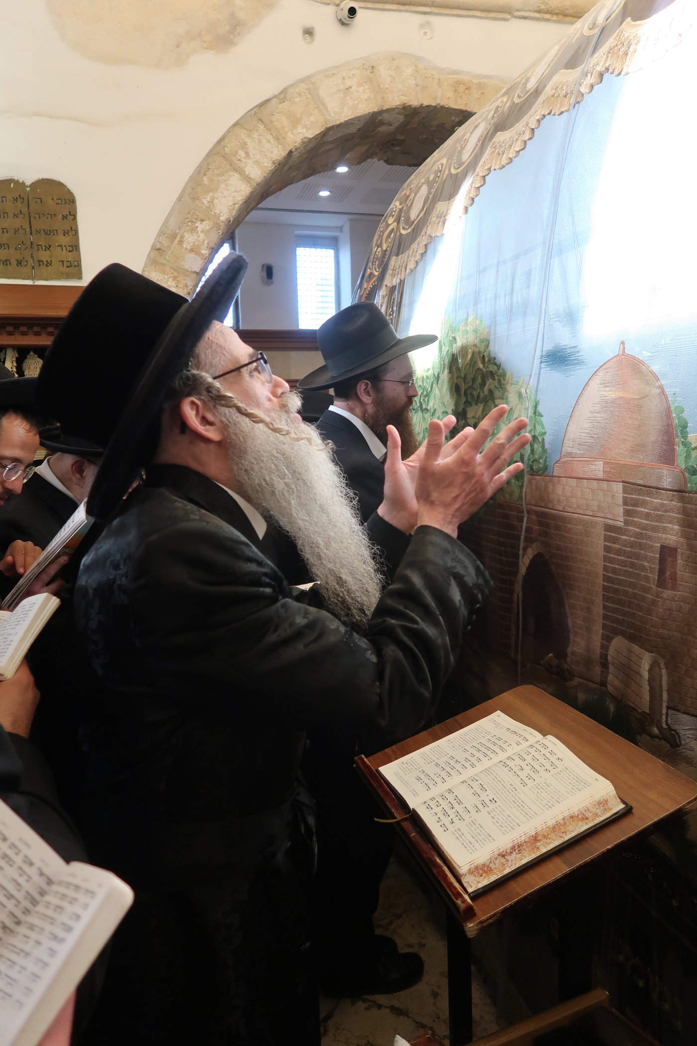האדמו"ר מצאנז זוועהיל בביקור בארץ