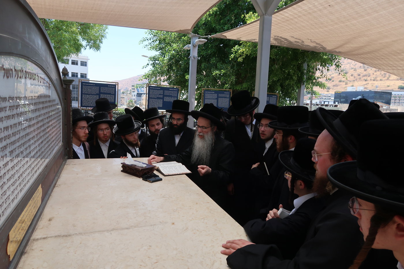 האדמו"ר מצאנז זוועהיל בביקור בארץ