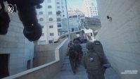 הפתעה בלב הקסבה:  צפו במסתערבים עולים קומה אחר קומה עד למעצר המבוקש