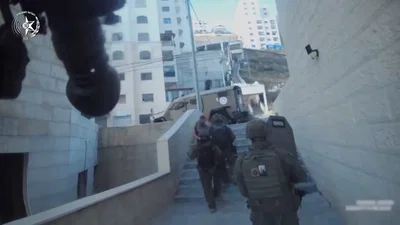 כשהבין שאין לו לאן לברוח: המבוקש מופיע עם ידיים למעלה | צפו