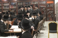 הרה"צ מבעלזא בביקור בישיבה בביתר