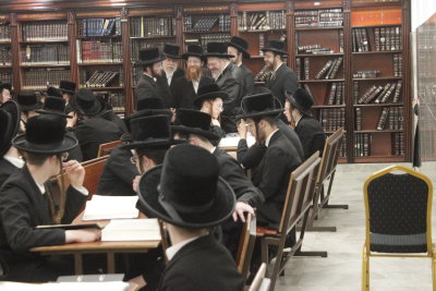 הרה"צ מבעלזא בביקור בישיבה בביתר
