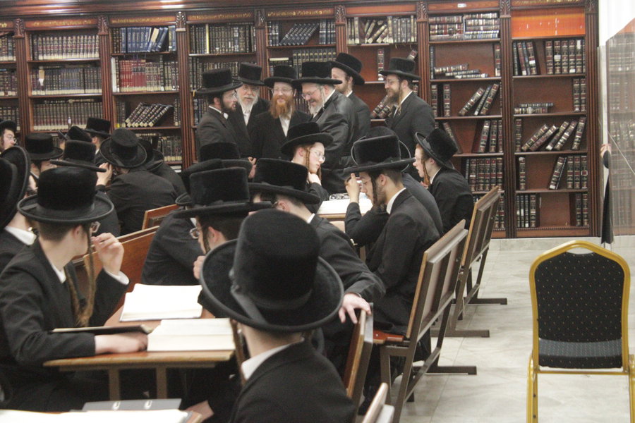 הרה"צ מבעלזא בביקור בישיבה בביתר
