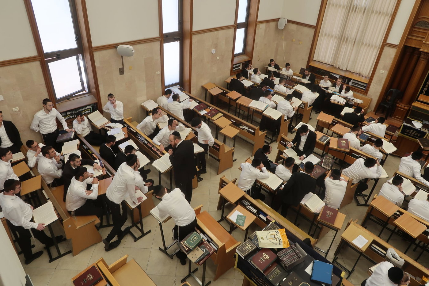 תלמידי ישיבת מיר הוגים על התורה הק', השבוע