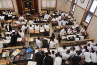 תלמידי ישיבת מיר הוגים על התורה הק', השבוע