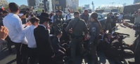 הרצ"פניקים חוסמים את הכביש המרכזי בלב גוש דן, חסידות צאנז בדרך להפגנה גדולה ליד כלא 10