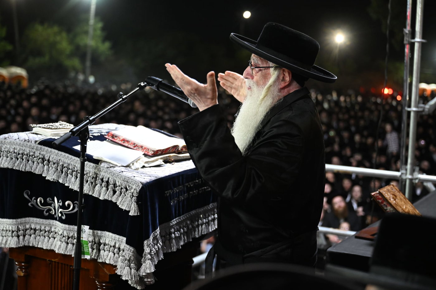 מחאת חסידי צאנז מול כלא 10