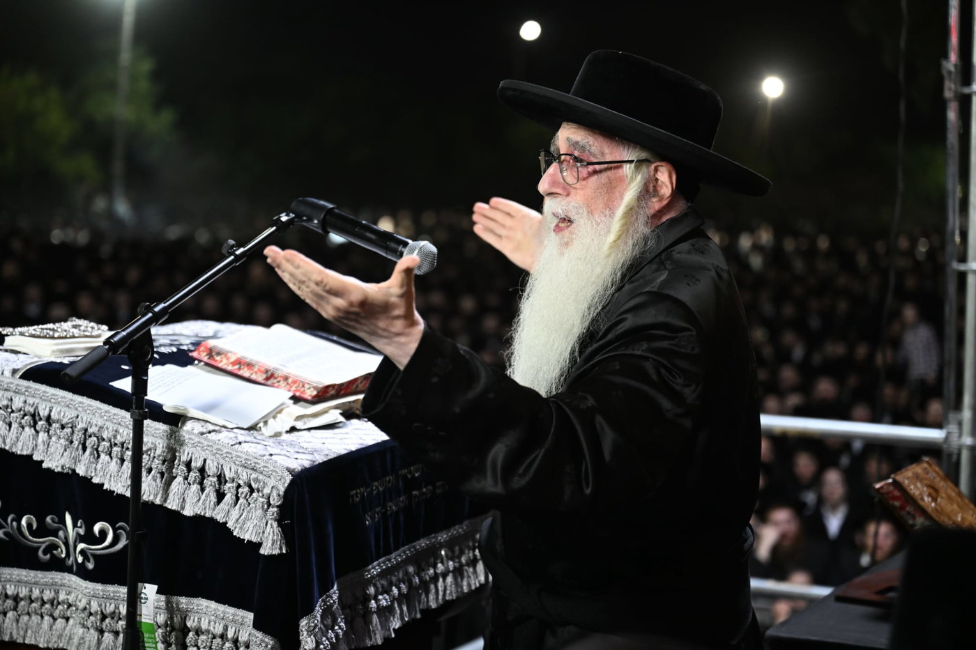 מחאת חסידי צאנז מול כלא 10