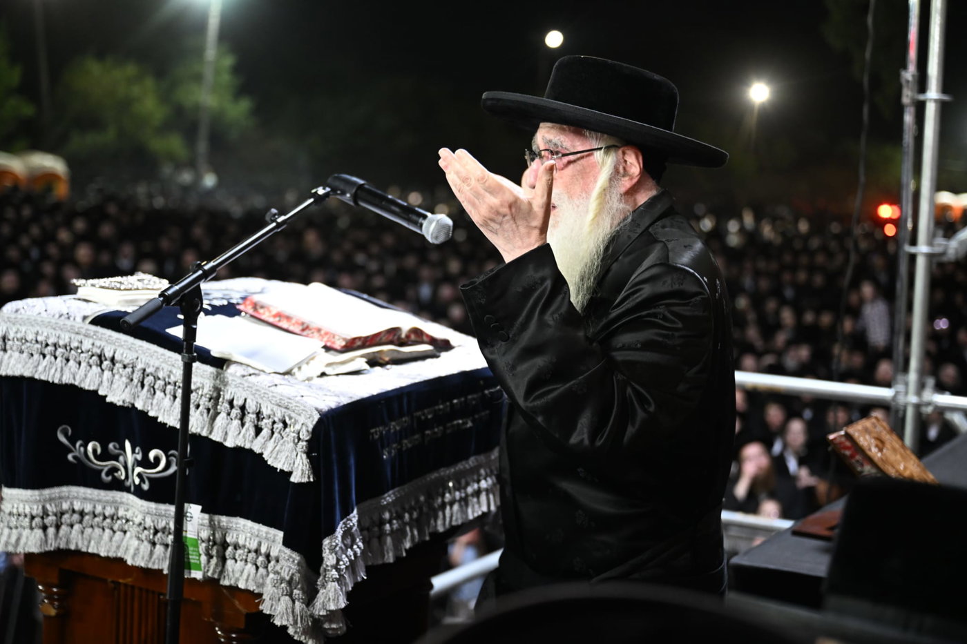מחאת חסידי צאנז מול כלא 10