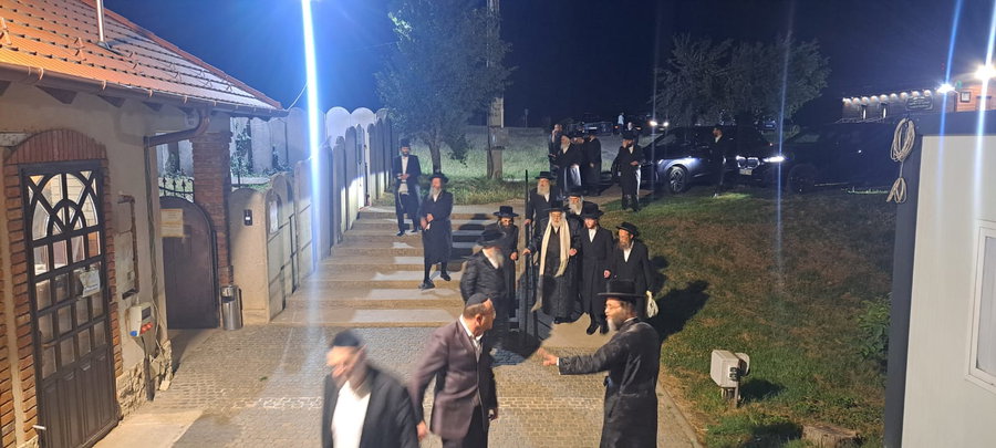 האדמו"ר מתולדות אהרן בקרעסטיר