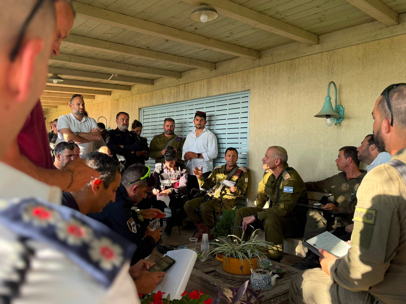 להבות ענק: יישוב שלם פונה, 13 בתים נשרפו, עשרות צוותי כיבוי במקום
