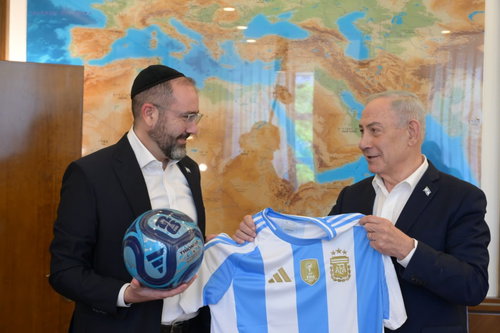 השגריר החרדי מסר את הכדור, נתניהו "ניגח": האיחול לארגנטינה | צפו