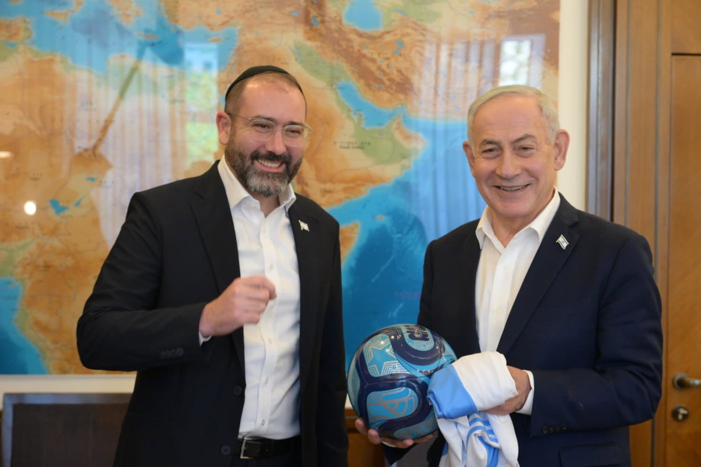 השגריר החרדי מסר את הכדור, נתניהו "ניגח": האיחול לארגנטינה | צפו