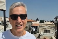 מגיש הטלוויזיה אברי גלעד חשף: "סבא רבא שלי הקים את הישיבה"
