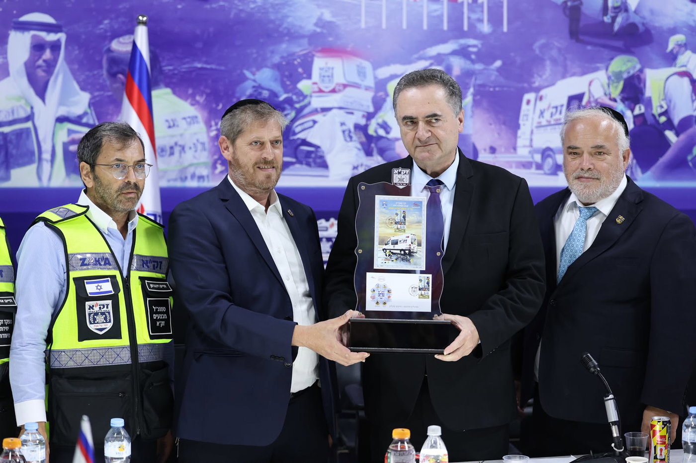שר הביטחון במרלו"ג זק"א