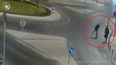 ההשפלה שעלתה ביוקר: נעצר עם קורקינט ליד החרדי בירושלים, יורק בצחוק פרוע וממשיך לנסוע | צפו