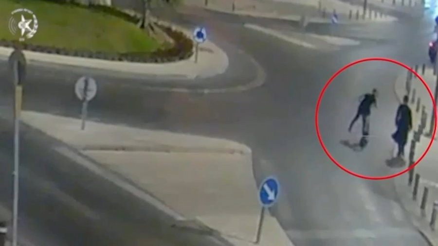 ההשפלה שעלתה ביוקר: נעצר עם קורקינט ליד החרדי בירושלים, יורק בצחוק פרוע וממשיך לנסוע | צפו