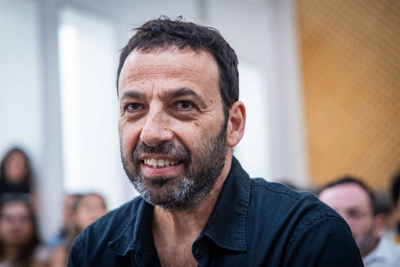 העיתונאי רביב דרוקר
